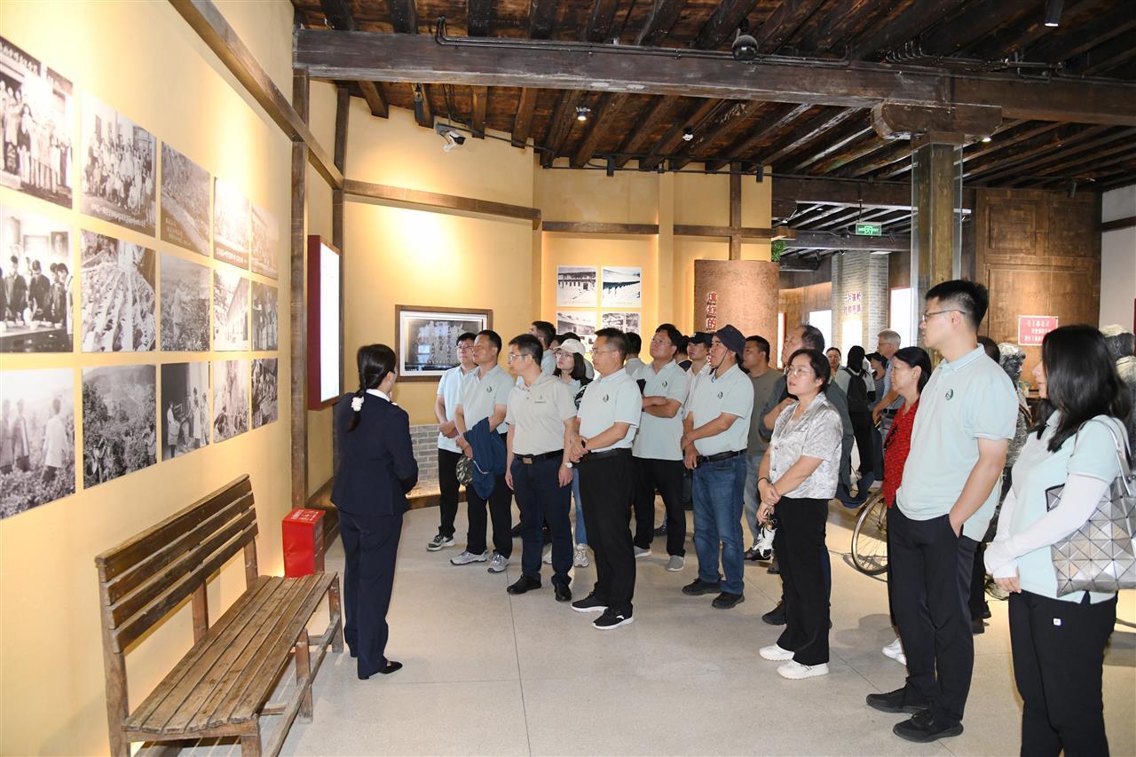 3 华中农大青年教师走进滇红活态博物馆，了解厚重滇红茶史（徐行 摄）.JPG