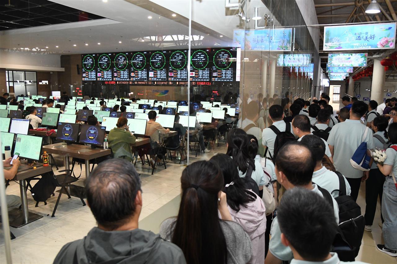 6 在昆明国际花卉拍卖交易中心，华中农大青年教师现场观摩花卉数字化拍卖（徐行 摄）.JPG